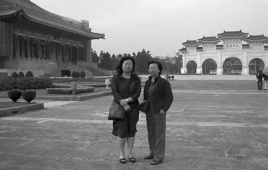 Fannie and Kathy at Chiang Kai-Shek Memorial, Taipei, Taiwan