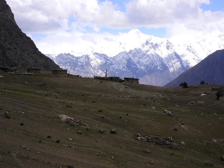 Huts at Yashpirt